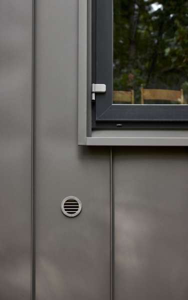 Steel profiles and wooden panels in stylish façade installation, Geibelstraße 18, 23611 Bad Schwartau